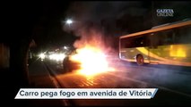 Carro pega fogo em avenida de Vitória