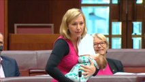 Senadora australiana genera polémica al amamantar a su bebé en una sesión