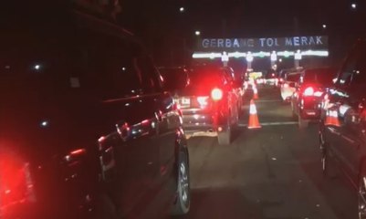 Antrean Panjang Kendaraan Terjadi di Gerbang Tol Merak