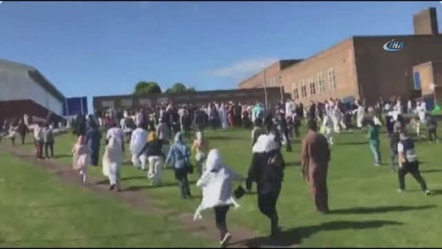 İngiltere'de Araç, Bayramlaşan Kalabalığın Arasına Daldı