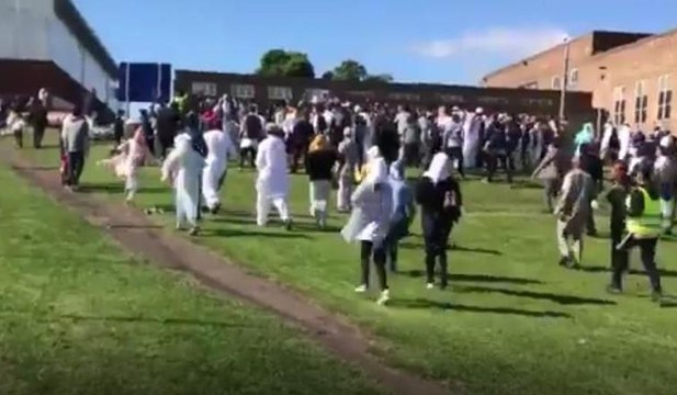 İngiltere'de bir araç bayramlaşan kalabalığın arasına daldı... İlk görüntüler