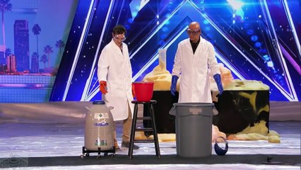 Video herunterladen: Americas Got Talent 2017 Science Guy Nick Uhas Blows Up Howie on Stage Full Audition S12E