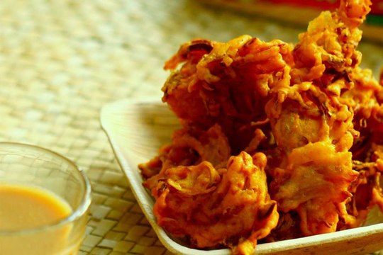 Aloo Pyaaz Pakora | Aloo Pyaz Pakora Recipe | Bhajiya | Kachri | Monsoon Special