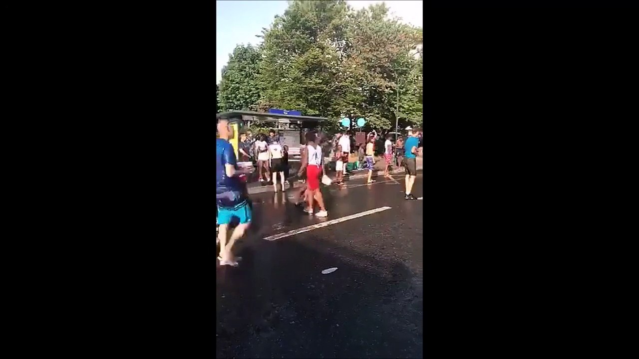 Des jeunes de Saint-Denis arrosent un motard et le font tomber