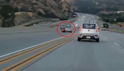 Un automobiliste percute volontairement une moto sur l'autoroute.