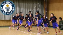 Des étudiants japonais font de la corde à sauter et entrent dans le livre des records