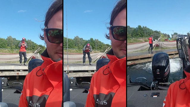 Il demande à son pote de regarder l'arrière de son bateau..