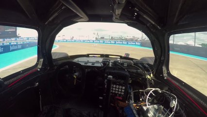 Dans le cockpit d'une voiture de course autonome