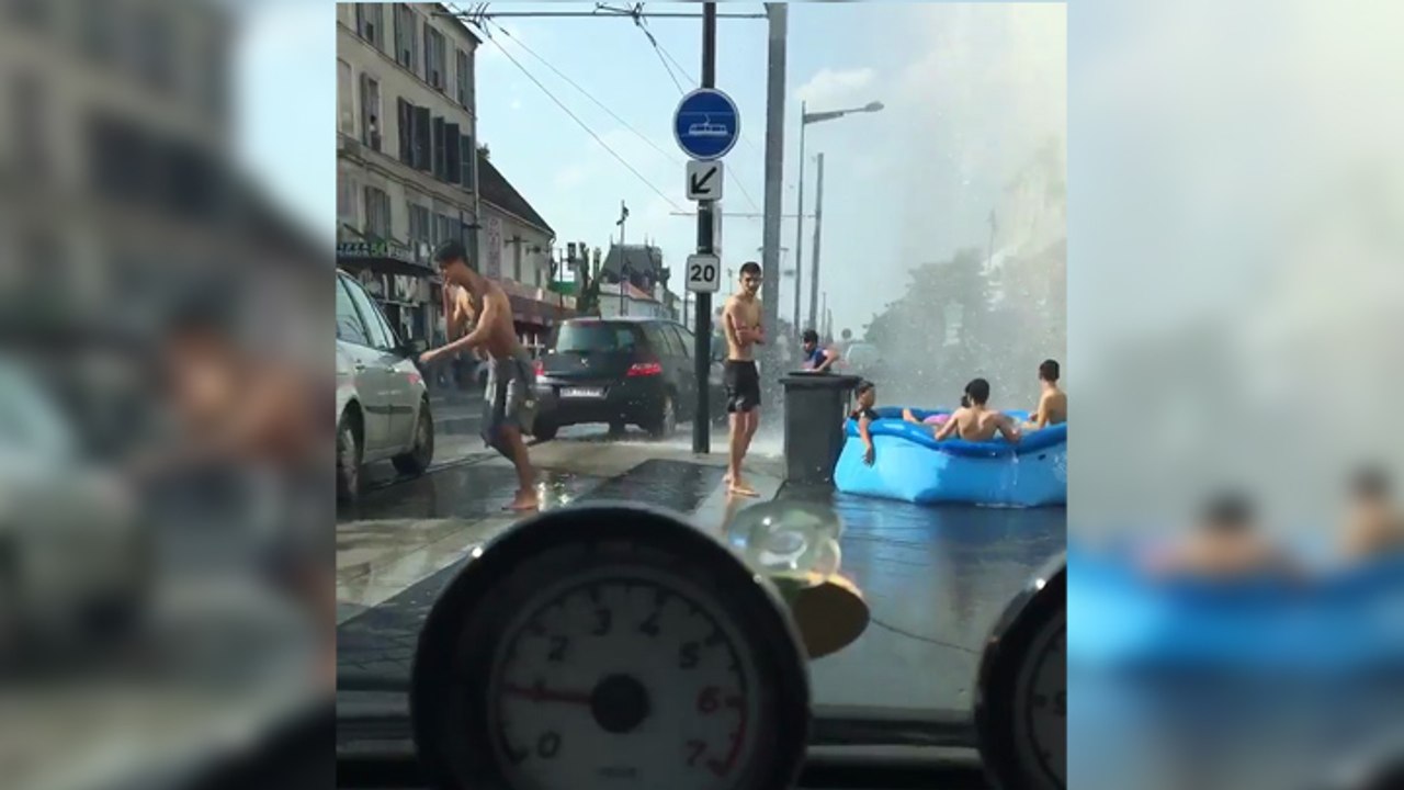 Des jeunes se servent d'une bouche à incendie pour remplir leur piscine