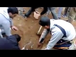 Suriyede açılan Şehit mezarı bozulmadığı gibi misk kokuyor