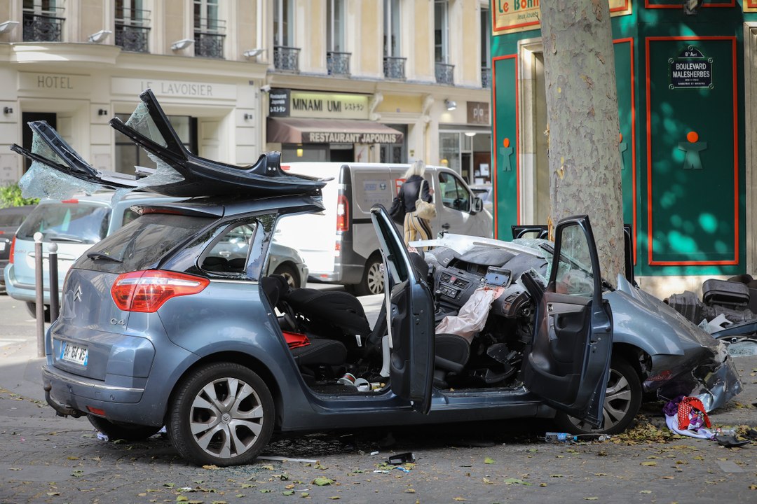Spectaculaire accident de voiture dans Paris