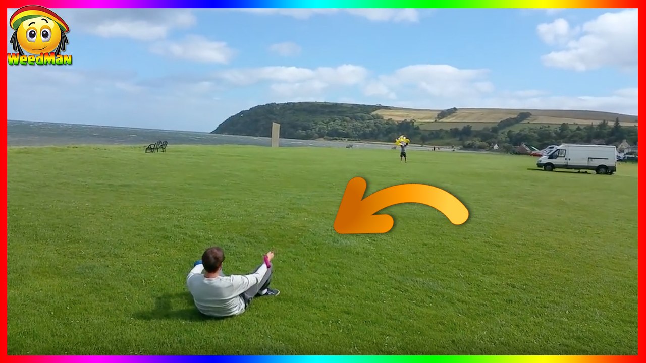 Il tente de faire du cerf-volant mais s'envole dans les airs !