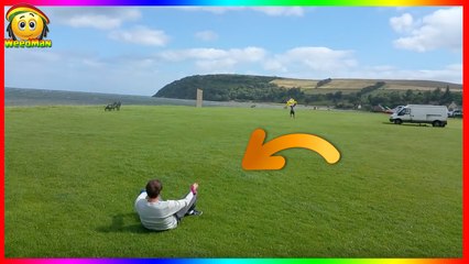 Il tente de faire du cerf-volant mais s'envole dans les airs !