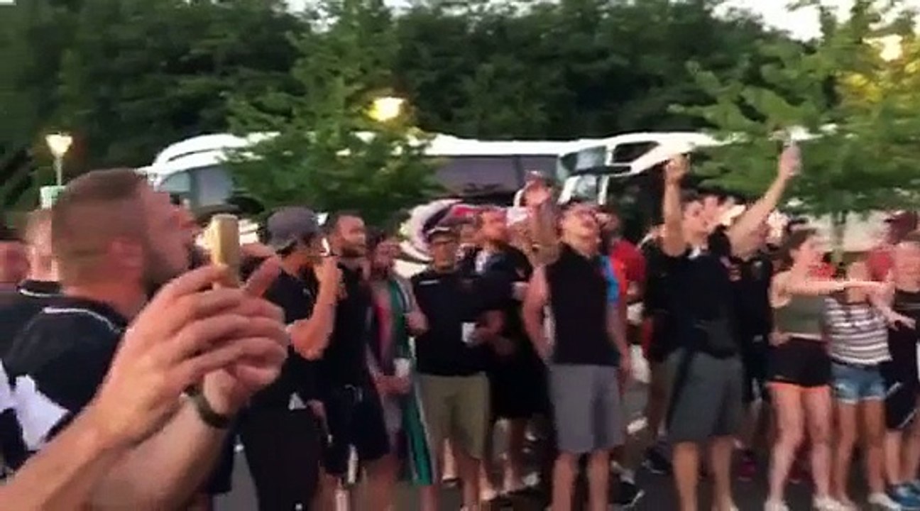 Supporters et joueurs d'Orsay se retrouvent sur une aire d'autoroute