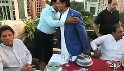 Check out the Simplicity of Imran Khan at Iftar Party