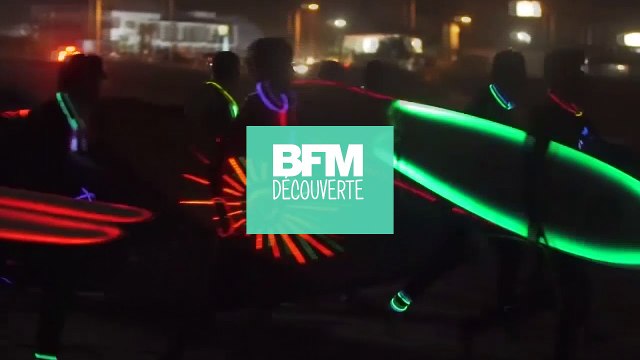 En Californie, leur session surf de nuit est haute en couleurs