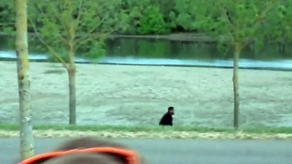 Un homme donne l'impression de marcher sur un tapis roulant !