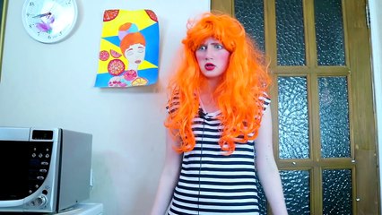 Зомби атакуют СУМАСШЕДШАЯ МАМОЧКА битва за конфеты NERF Zombies attack CRAZY MOM battle fo