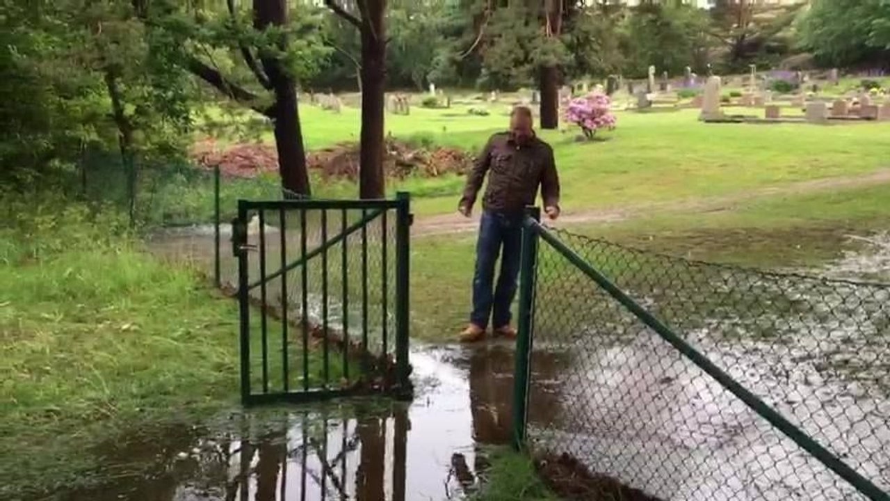 Régis saute par-dessus une flaque d'eau