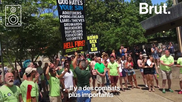 La chorale gay de Washington affronte des manifestants en chantant