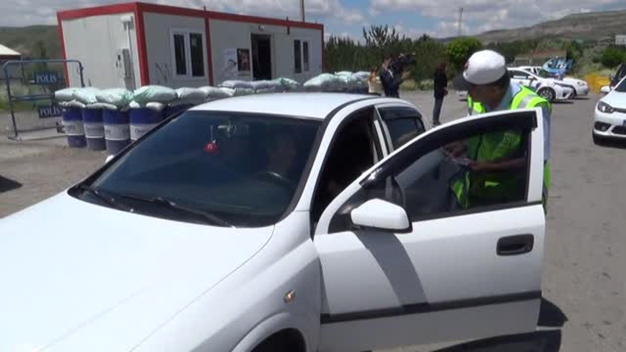 Polis Emniyet Kemeri Takana Şapka Hediye Etti