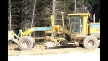 Travaux de terrassement (niveleuse) sur le chantier de la RCEA