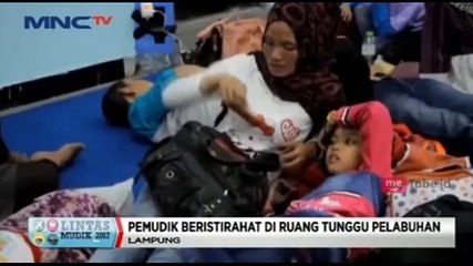 Ribuan Pemudik Tujuan Sumatera Beristirahat di Ruang Tunggu Pelabuhan Bakauheni