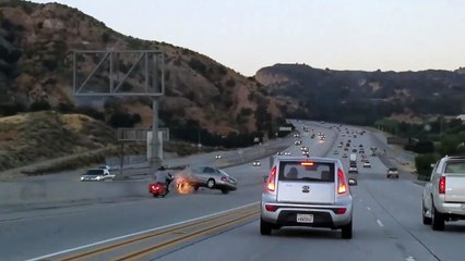 Road Rage entre un automobiliste et un motard sur une autoroute !