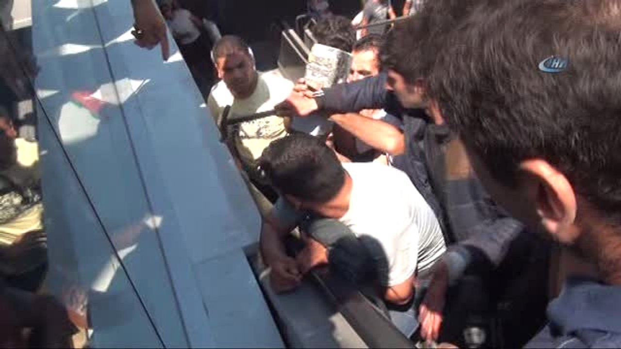 Taksim Meydanı'nda Kolu Yürüyen Merdivene Sıkışan Şahsı İtfaiye Kurtardı