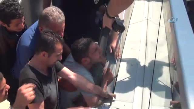 Kolu Yürüyen Merdivene Sıkıştı, Feryadı Yürek Dağladı