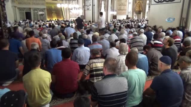 Bursalılar Ramazan Ayının Son Cuma Namazında Ulu Cami'ye Akın Etti