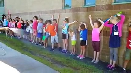 De l'art éphémère sur un mur avec de l'eau