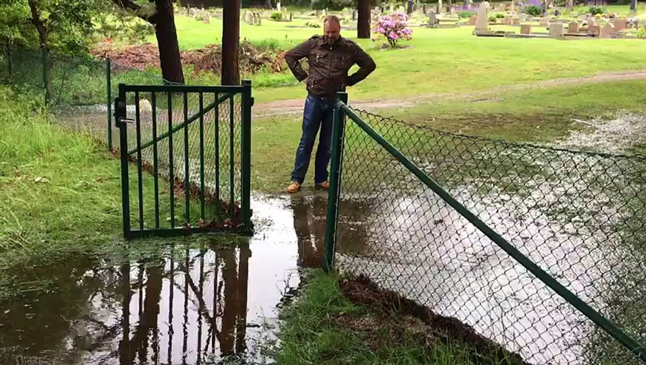Régis saute par-dessus une flaque d'eau