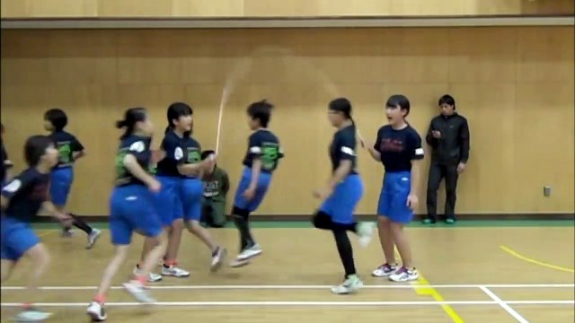 Des écoliers font de la corde à sauter et entrent dans le Guinness des records