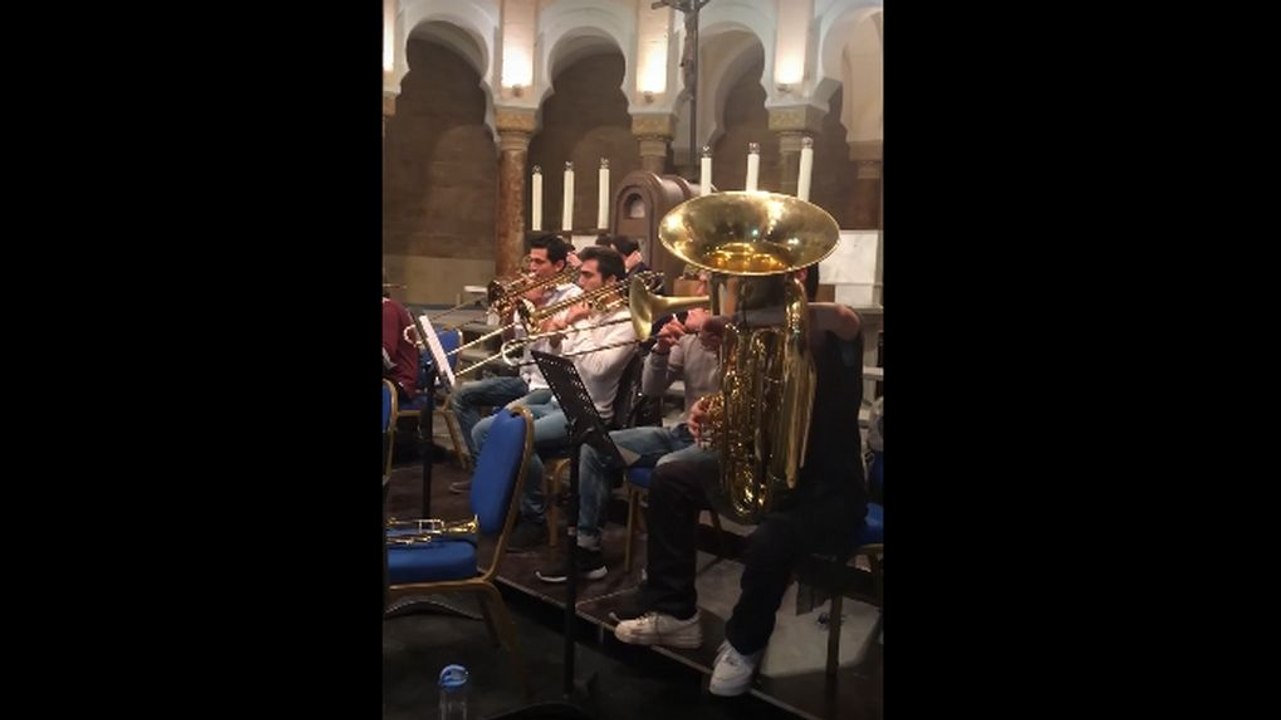 Le pupitre des basses trolle l'orchestre