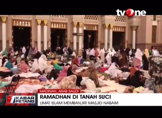 Umat Islam Bermalam di Masjid Nabawi