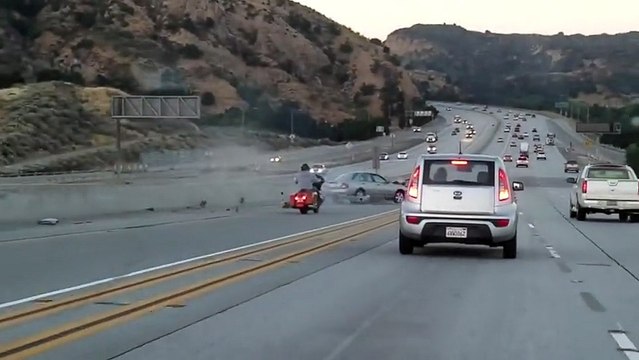 Un automobiliste coupe la route à un motard,il finit par provoquer une explosion et un accident entre deux voitures