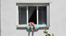 Mulher habituada a apanhar sol na janela do seu apartamento irrita bastante seus vizinhos!