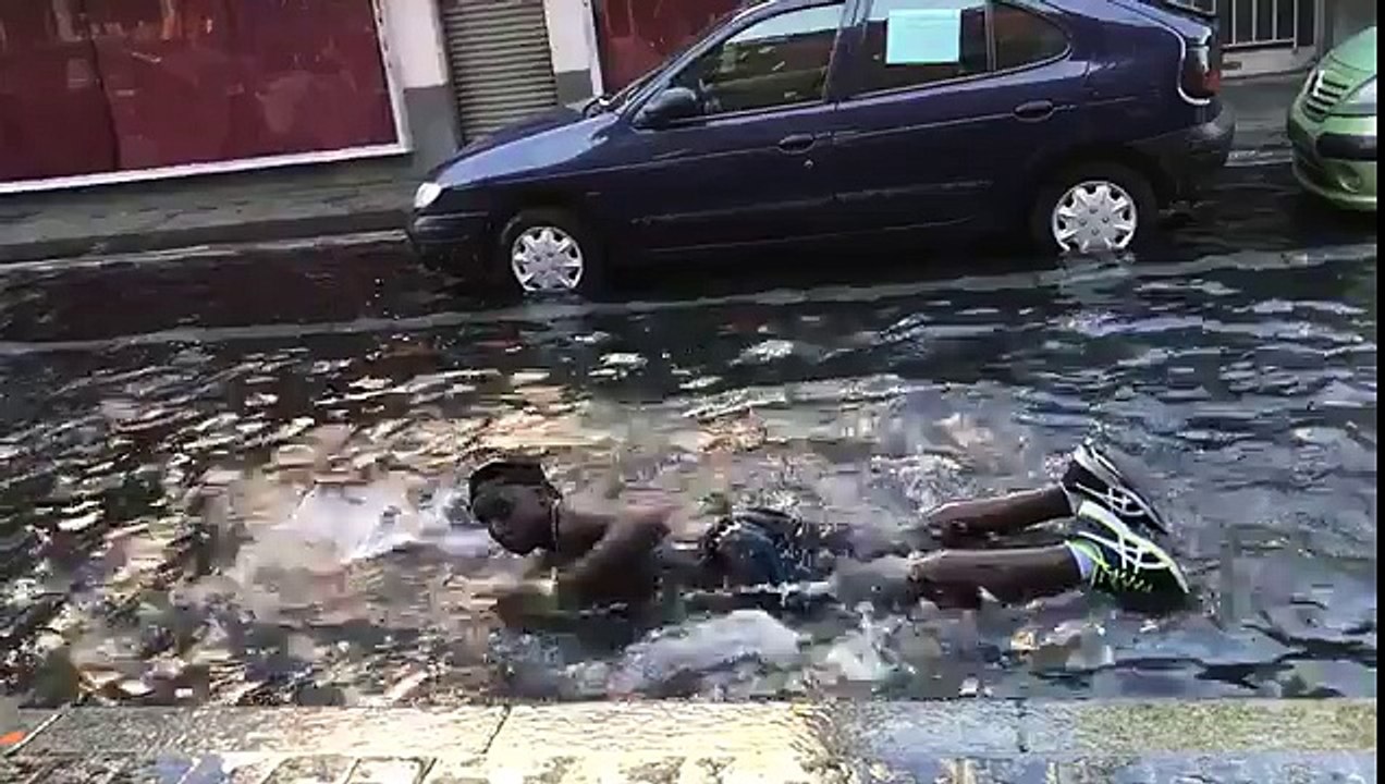 FORCER UNE BOUCHE INCENDIE POUR S'AMUSER OU SE RAFRAÎCHIR NUIT A LA SÉCURITÉ DE TOUS!
