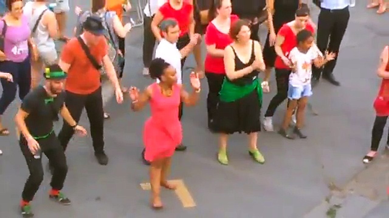 David Pujadas danse à la fête de la musique (Paris)
