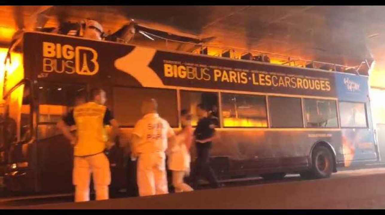 Un bus de tourisme heurte le pont Alexandre III à Paris (vidéo)