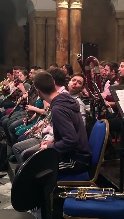Une partie de cet orchestre fait une bonne blague au reste des musiciens...