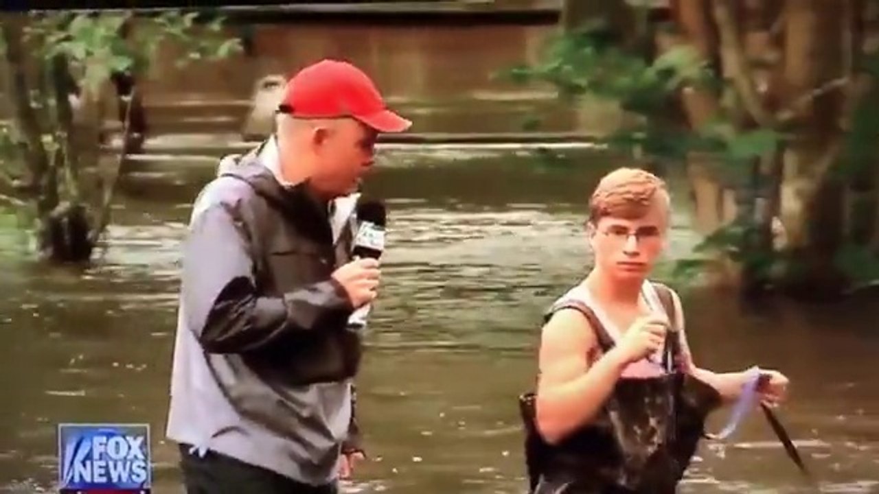 Quand tu promènes ton chien par tout les temps.. même en pleine inondation!
