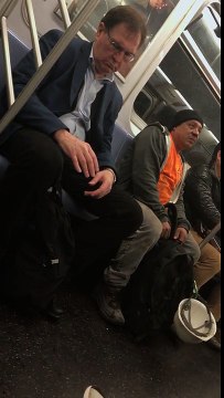 Lévitation d'une carte : il travaille son tour de magie dans le métro !