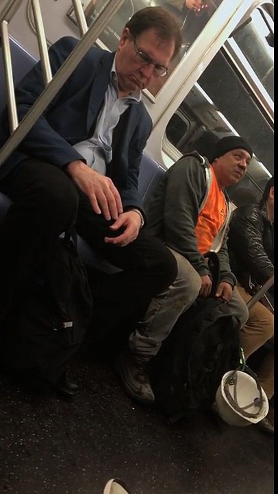 Lévitation d'une carte : il travaille son tour de magie dans le métro !