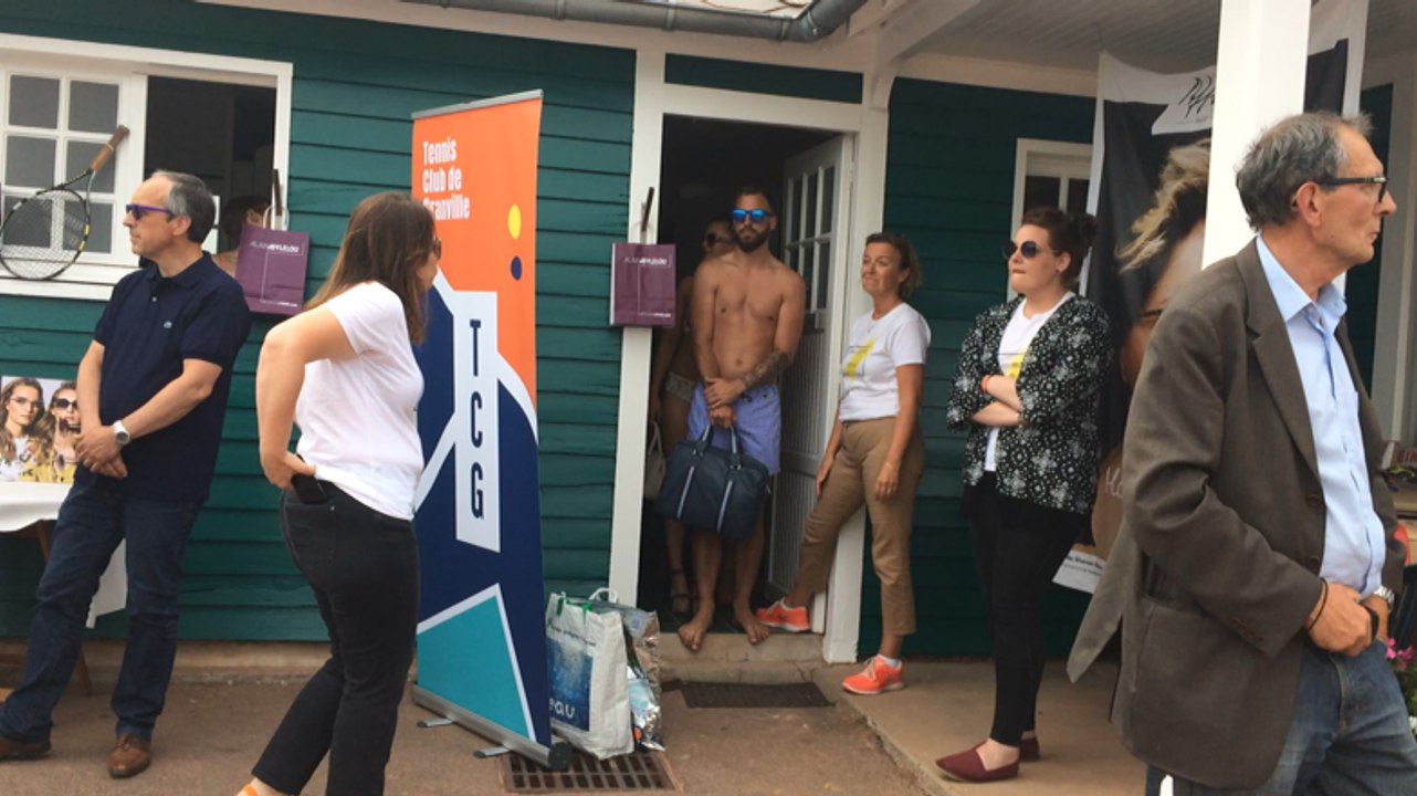 Défilé à l'Open de mode, au tennis-club