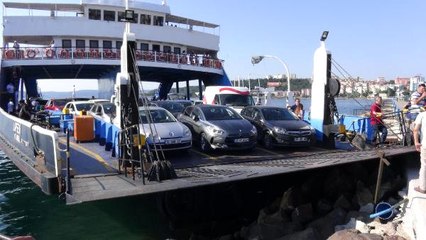 Çanakkale'de Dümeni Kilitlenen Arabalı Vapur Kayalıklara Çarptı