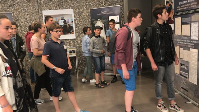 Les collégiens découvrent leur exposition Les 232 de Bayeux