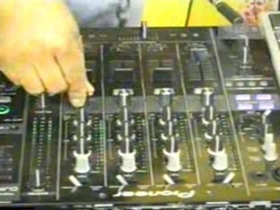 DJ Javier Perez Djing 70's vs 80's @ Vision 10 Cablecom TV