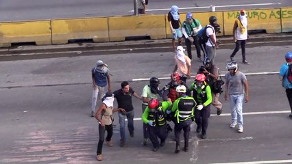 Jovem morre baleado em protesto na Venezuela